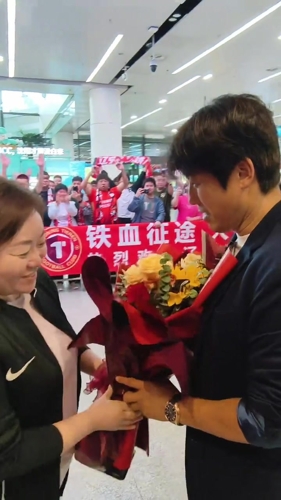 球队客场大胜,辽宁铁人百余名球迷机场接机送花